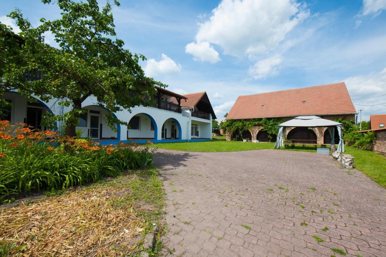 Penzion Posada Podivin ภายนอก รูปภาพ